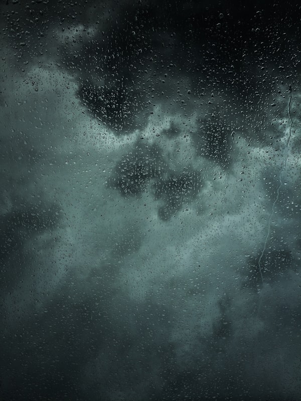 雨后彩虹与自然景观的和谐画面